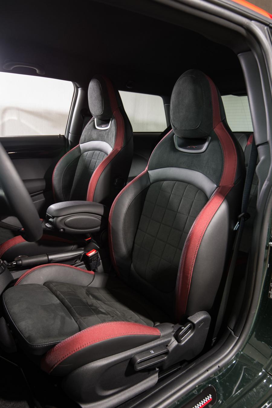 Интерьер Mini Cooper S JCW Challenge 2016 года  (фото 60 из 60)
